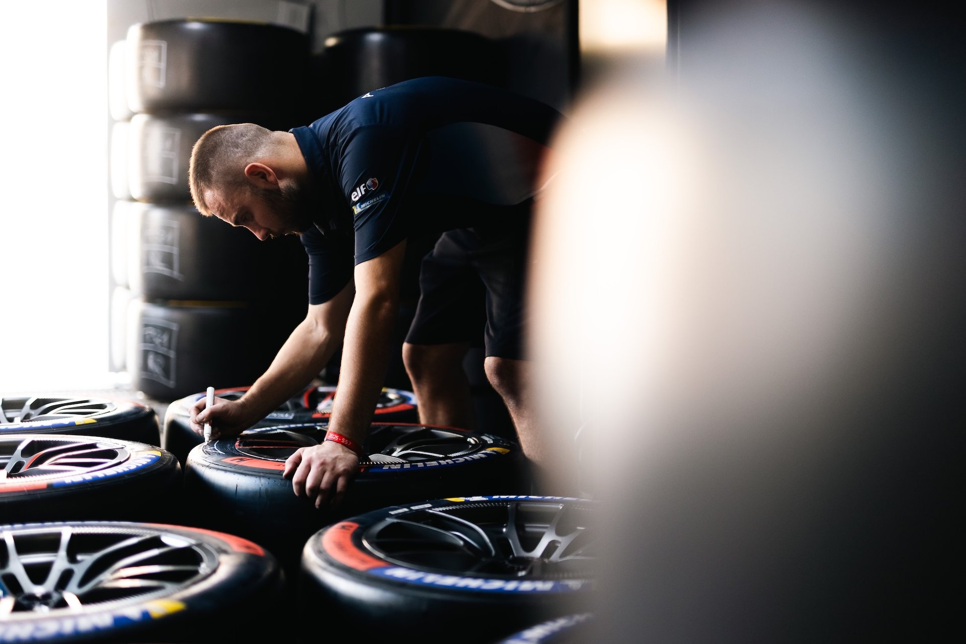 Alpine Endurance Team Mechanic, Mecanicien During The 8 Hours Of Bahrain 2025, 8Th Round Of The 2025 Fia World Endurance Championship, From November 6 To 8, 2025 On The Bahrain International Circuit In Sakhir, Bahrain - Photo Joao Filipe / Dppi