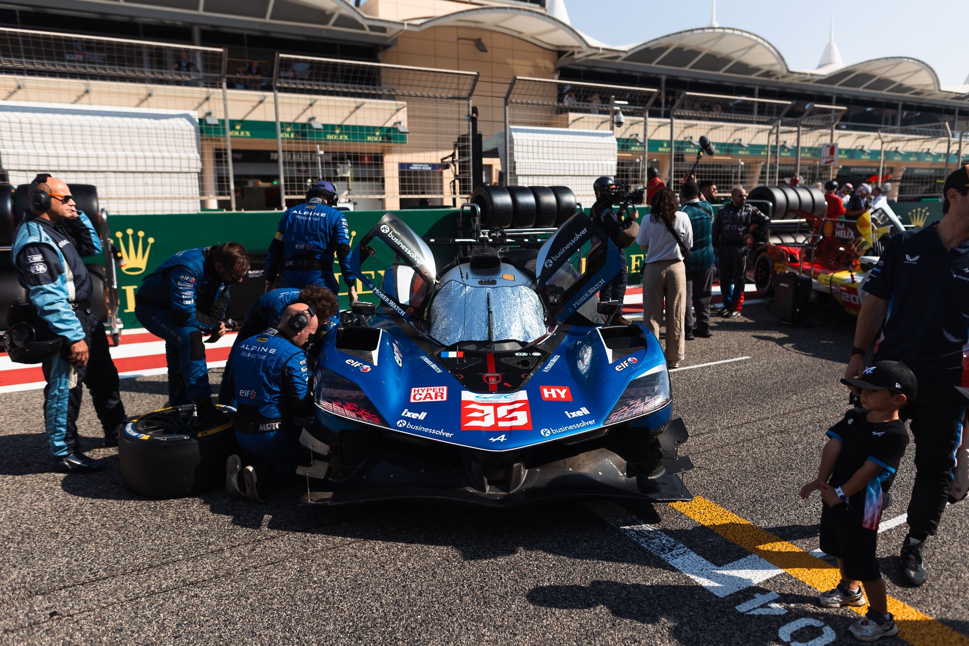 35 Chatin Paul-Loup (Fra), Habsburg Ferdinand (Aut), Milesi Charles (Fra), Alpine Endurance Team, Alpine A424 #35, Hypercar, Grid During The 8 Hours Of Bahrain 2025, 8Th Round Of The 2025 Fia World Endurance Championship, From November 6 To 8, 2025 On The Bahrain International Circuit In Sakhir, Bahrain - Photo Joao Filipe / Dppi
