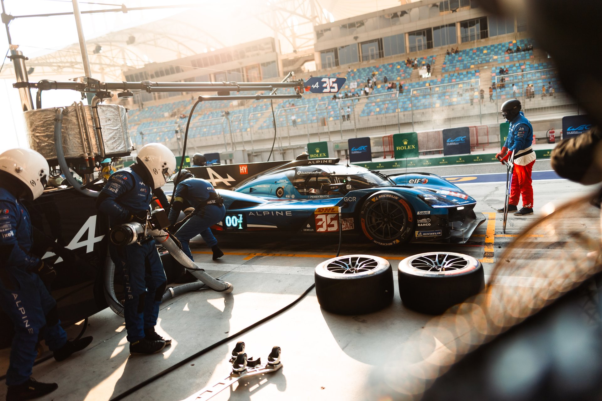 35 Chatin Paul-Loup (Fra), Habsburg Ferdinand (Aut), Milesi Charles (Fra), Alpine Endurance Team, Alpine A424 #35, Hypercar, Mechanic, Mecanicien Pitlane, During The 8 Hours Of Bahrain 2025, 8Th Round Of The 2025 Fia World Endurance Championship, From November 6 To 8, 2025 On The Bahrain International Circuit In Sakhir, Bahrain - Photo Joao Filipe / Dppi