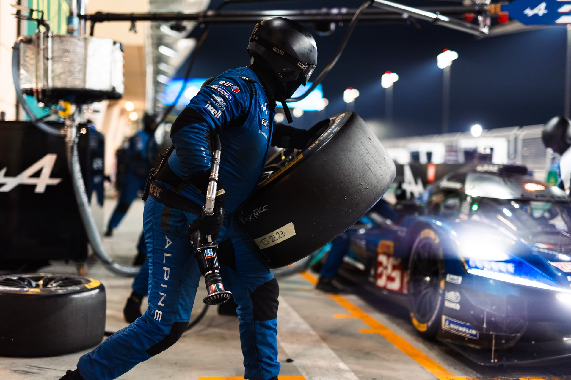 Alpine Endurance Team Mechanic, Mecanicien During The 8 Hours Of Bahrain 2025, 8Th Round Of The 2025 Fia World Endurance Championship, From November 6 To 8, 2025 On The Bahrain International Circuit In Sakhir, Bahrain - Photo Joao Filipe / Dppi