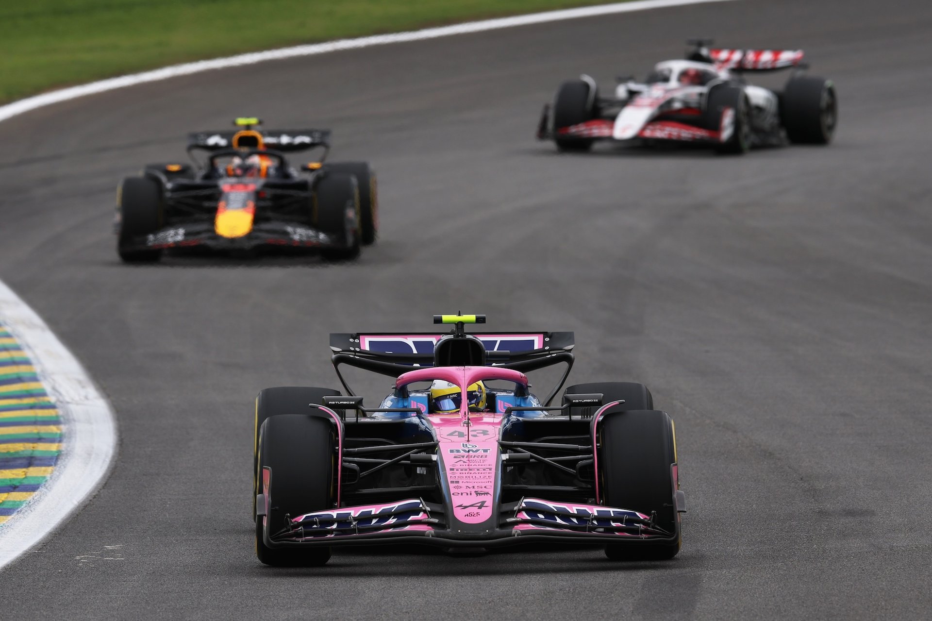 Bwt Alpine Formula One Team : Un Souffle Retrouvé Au Grand-Prix De São Paulo 2025 34 Sao Paulo, Brazil - November 09: Franco Colapinto Of Argentina Driving The (43) Alpine F1 A525 Renault Leads Yuki Tsunoda Of Japan Driving The (22) Oracle Red Bull Racing Rb21 And Esteban Ocon Of France Driving The (31) Haas F1 Vf-25 Ferrari On Track During The F1 Grand Prix Of Brazil At Autodromo Jose Carlos Pace On November 09, 2025 In Sao Paulo, Brazil. (Photo By Steven Tee/Lat Images)