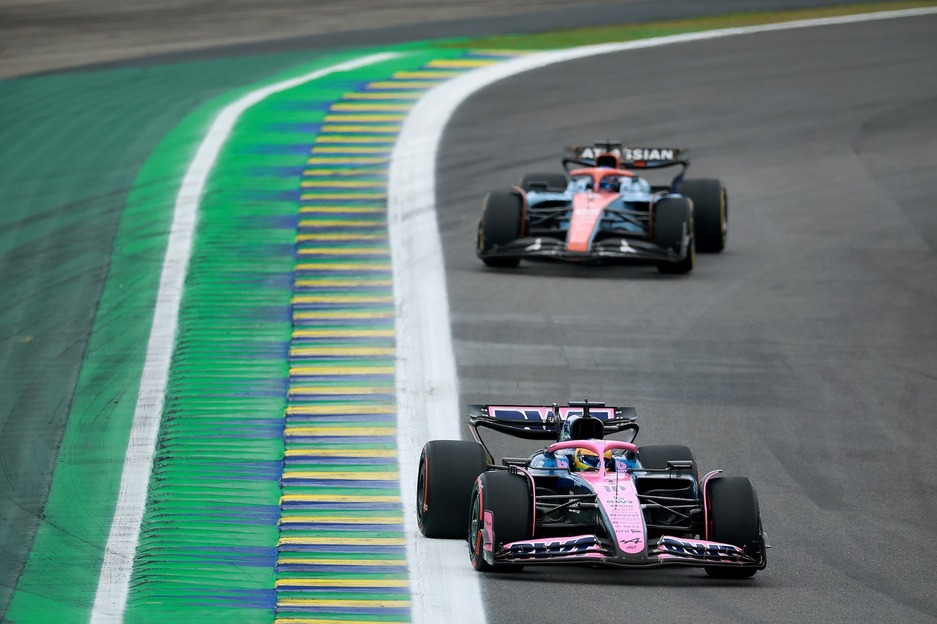 Bwt Alpine Formula One Team : Un Souffle Retrouvé Au Grand-Prix De São Paulo 2025 28 Sao Paulo, Brazil - November 09: Pierre Gasly Of France Driving The (10) Alpine F1 A525 Renault Leads Alexander Albon Of Thailand Driving The (23) Williams Fw47 Mercedes On Track During The F1 Grand Prix Of Brazil At Autodromo Jose Carlos Pace On November 09, 2025 In Sao Paulo, Brazil. (Photo By Hector Vivas/Getty Images)