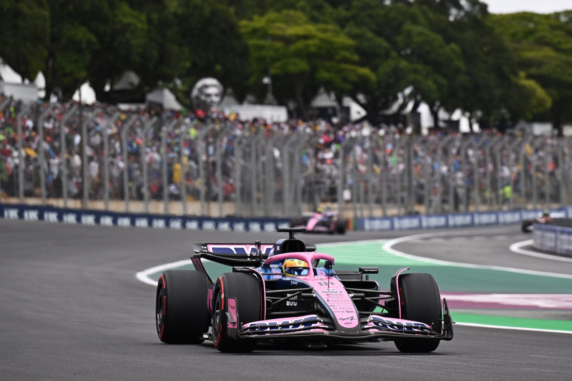 Bwt Alpine Formula One Team : Un Souffle Retrouvé Au Grand-Prix De São Paulo 2025 30 Sao Paulo, Brazil - November 09: Pierre Gasly Of France Driving The (10) Alpine F1 A525 Renault Heads To The Grid Prior To The F1 Grand Prix Of Brazil At Autodromo Jose Carlos Pace On November 09, 2025 In Sao Paulo, Brazil. (Photo By Sam Bagnall/Sutton Images)