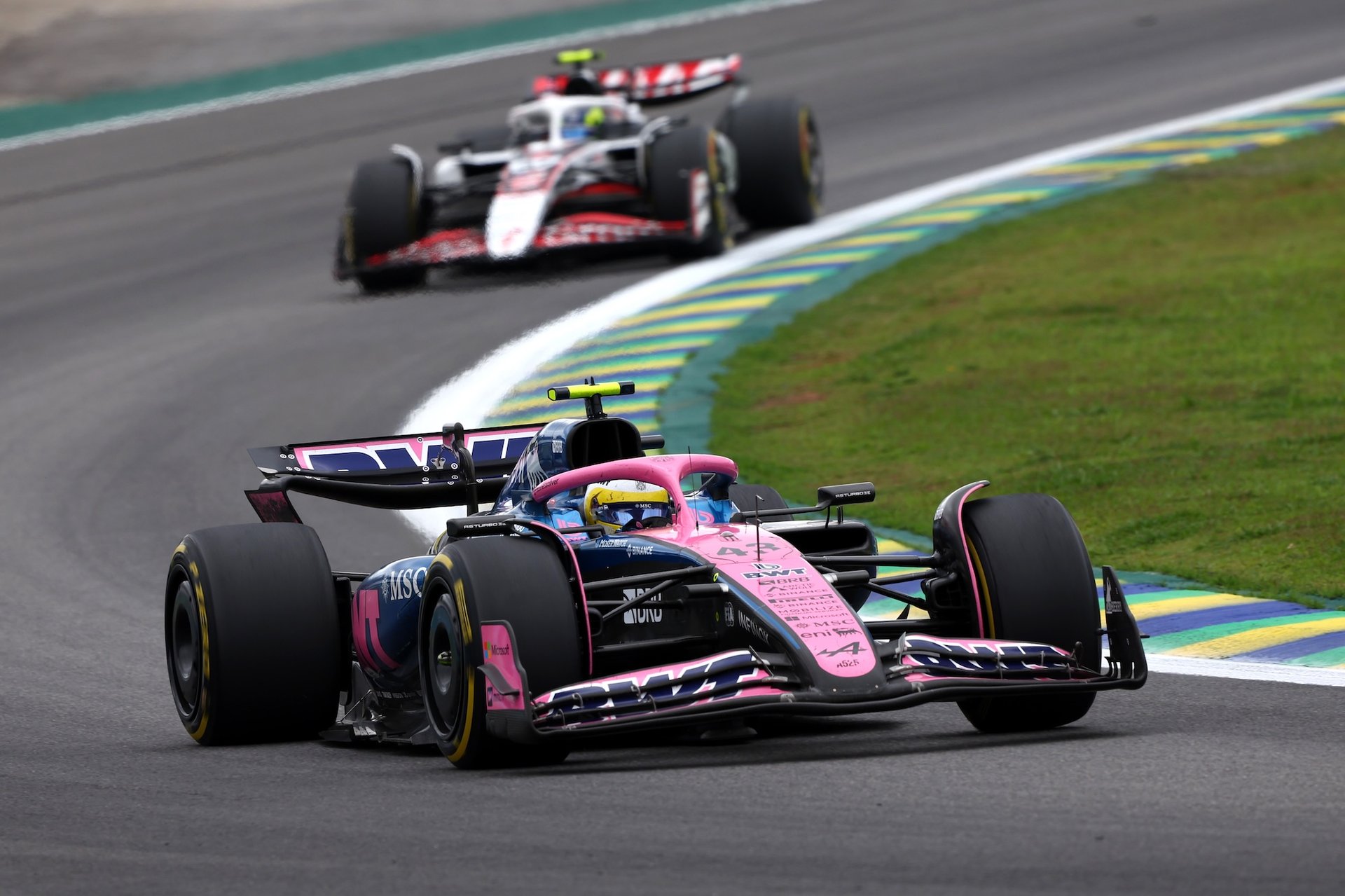 Bwt Alpine Formula One Team : Un Souffle Retrouvé Au Grand-Prix De São Paulo 2025 33 Sao Paulo, Brazil - November 09: Franco Colapinto Of Argentina Driving The (43) Alpine F1 A525 Renault Leads Oliver Bearman Of Great Britain Driving The (87) Haas F1 Vf-25 Ferrari On Track During The F1 Grand Prix Of Brazil At Autodromo Jose Carlos Pace On November 09, 2025 In Sao Paulo, Brazil. (Photo By Andy Hone/Lat Images)