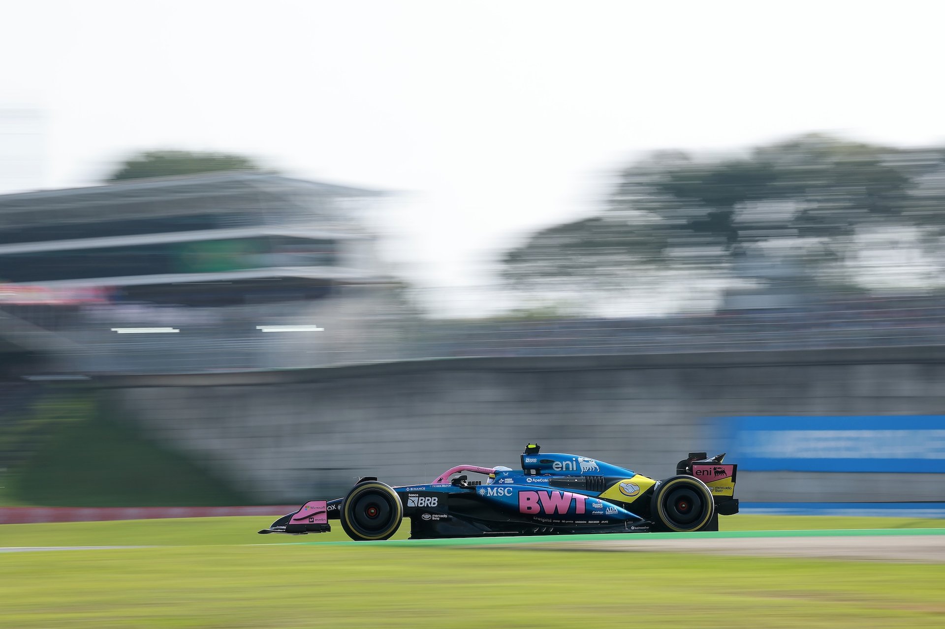 Bwt Alpine Formula One Team : Un Souffle Retrouvé Au Grand-Prix De São Paulo 2025 11 Sao Paulo, Brazil - November 07: Franco Colapinto Of Argentina Driving The (43) Alpine F1 A525 Renault On Track During Sprint Qualifying Ahead Of The F1 Grand Prix Of Brazil At Autodromo Jose Carlos Pace On November 07, 2025 In Sao Paulo, Brazil. (Photo By Hector Vivas/Getty Images)