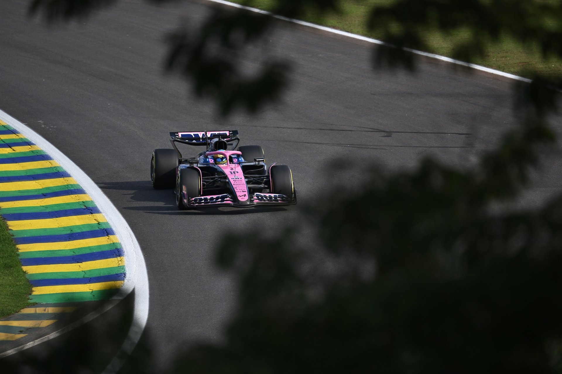 Bwt Alpine Formula One Team : Un Souffle Retrouvé Au Grand-Prix De São Paulo 2025 5 Sao Paulo, Brazil - November 07: Pierre Gasly Of France Driving The (10) Alpine F1 A525 Renault On Track During Sprint Qualifying Ahead Of The F1 Grand Prix Of Brazil At Autodromo Jose Carlos Pace On November 07, 2025 In Sao Paulo, Brazil. (Photo By Sam Bagnall/Sutton Images)