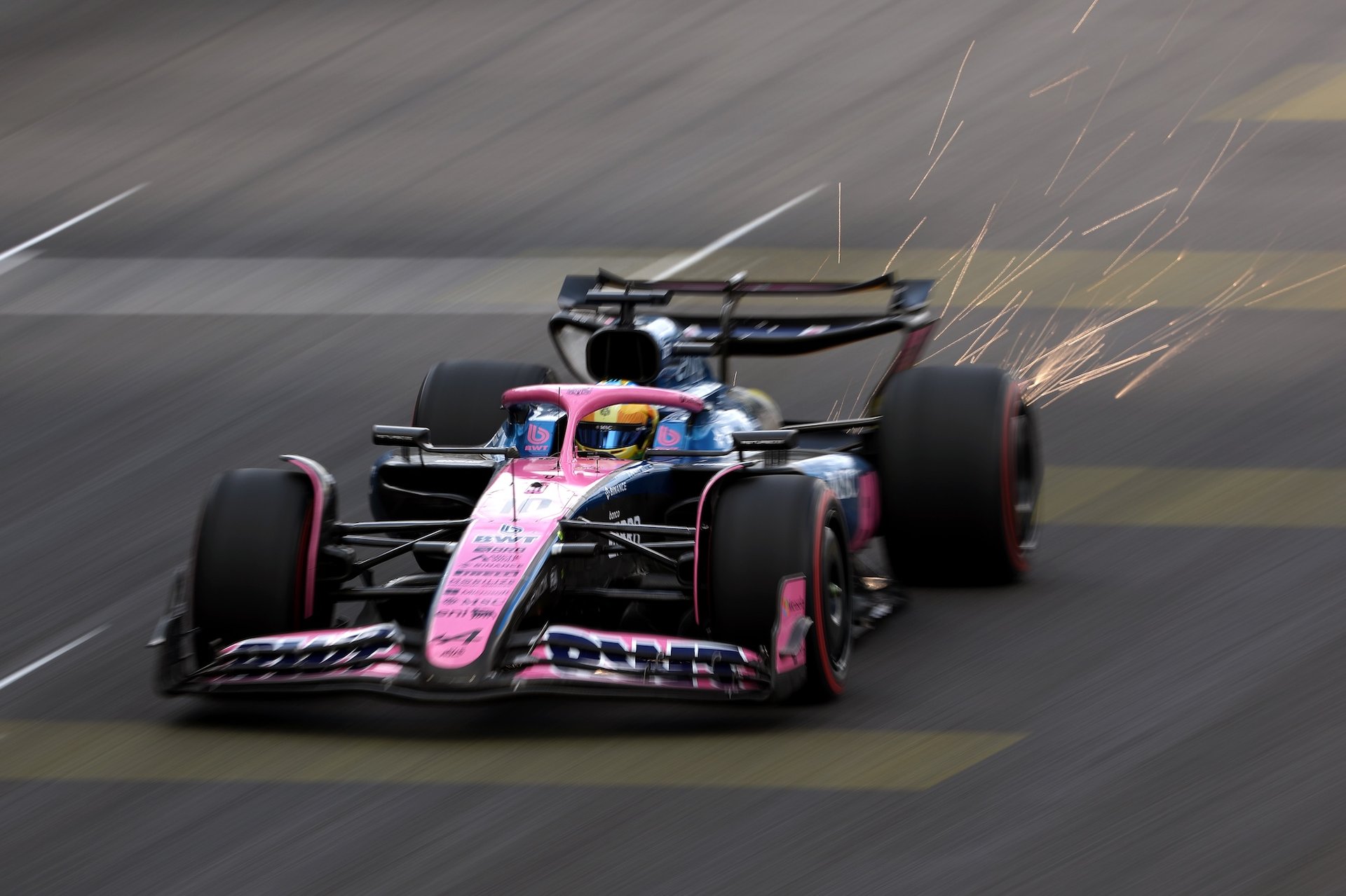 Bwt Alpine Formula One Team : Un Souffle Retrouvé Au Grand-Prix De São Paulo 2025 16 Sao Paulo, Brazil - November 08: Sparks Fly Behind Pierre Gasly Of France Driving The (10) Alpine F1 A525 Renault On Track During Qualifying Ahead Of The F1 Grand Prix Of Brazil At Autodromo Jose Carlos Pace On November 08, 2025 In Sao Paulo, Brazil. (Photo By Sam Bloxham/Lat Images)