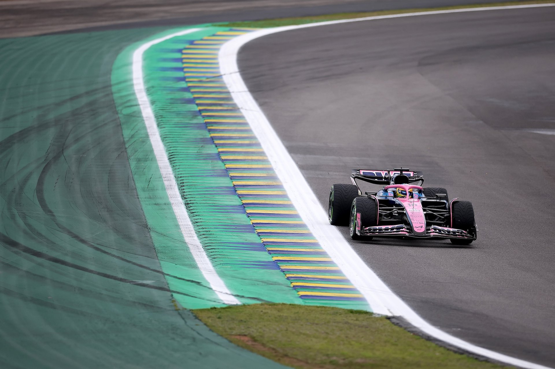 Bwt Alpine Formula One Team : Un Souffle Retrouvé Au Grand-Prix De São Paulo 2025 19 Sao Paulo, Brazil - November 08: Pierre Gasly Of France Driving The (10) Alpine F1 A525 Renault Heads To The Grid Prior To The Sprint Ahead Of The F1 Grand Prix Of Brazil At Autodromo Jose Carlos Pace On November 08, 2025 In Sao Paulo, Brazil. (Photo By Hector Vivas/Getty Images)