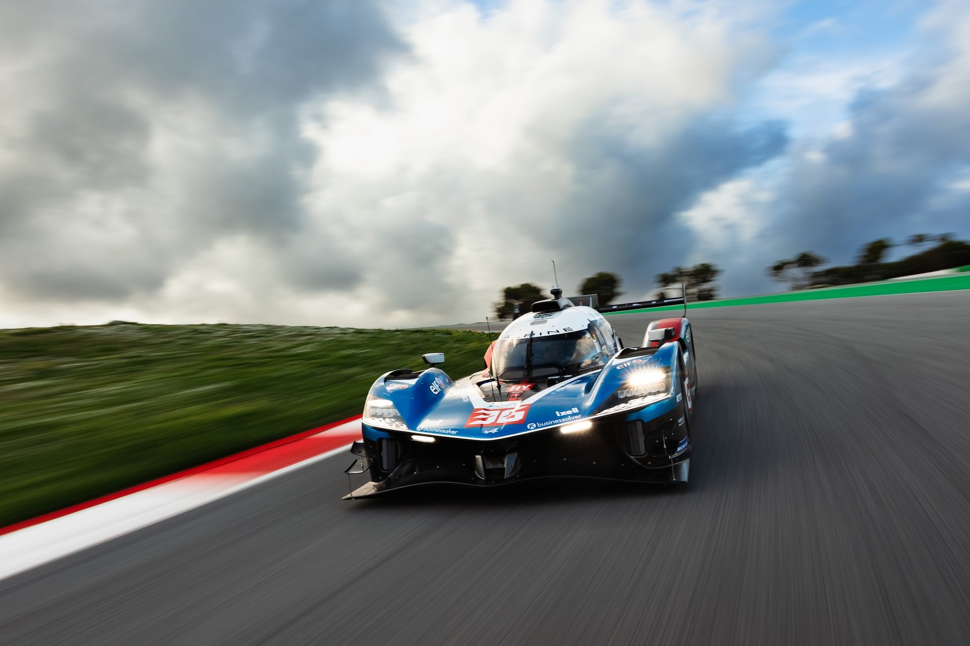 Futuready 2026: Why Alpine Is Fading From Renault’s Story 6 35/36 Habsburg Ferdinand (Aut), Makowiecki Frédéric (Fra), Martins Victor (Fra), Alpine Endurance Team, Alpine A424, Hypercar, Car To Car Shooting During The Alpine Private Test Session On The Autodromo Internacional Do Algarve From January 30 To 31, 2026 In Portimao, Portugal - Photo Joao Filipe / Dppi