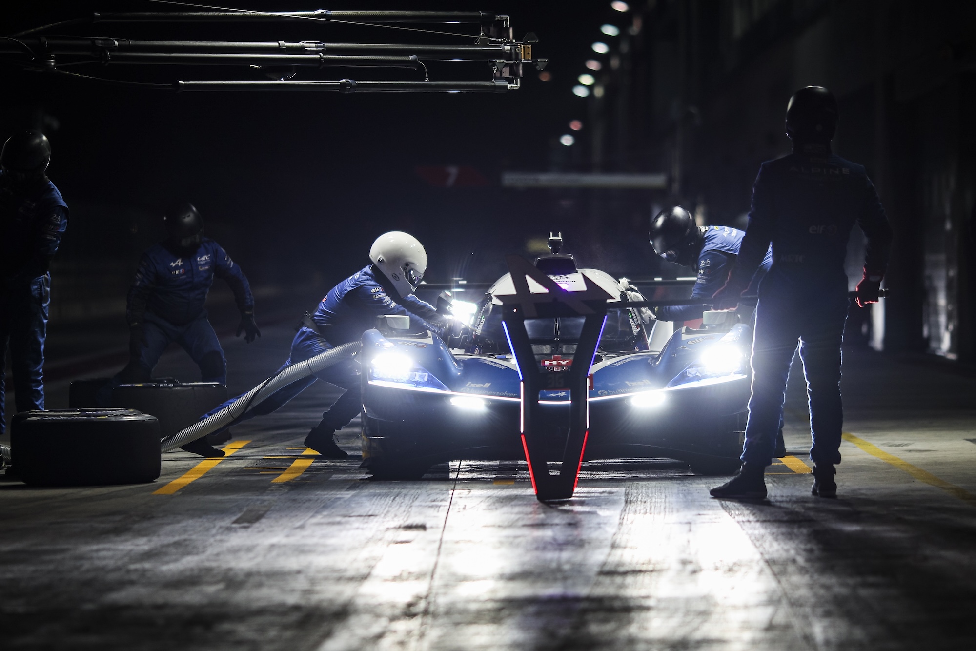 36 MAKOWIECKI Frédéric (fra), GOUNON Jules (fra), MARTINS Victor (fra), Alpine Endurance Team, Alpine A424 #36, Hypercar, mechanic, mecanicien during the Alpine private test session on the MotorLand Aragon from Februar 25 to 26, 2026 in Alcaniz, Spain - Photo Xavier Bonilla / DPPI