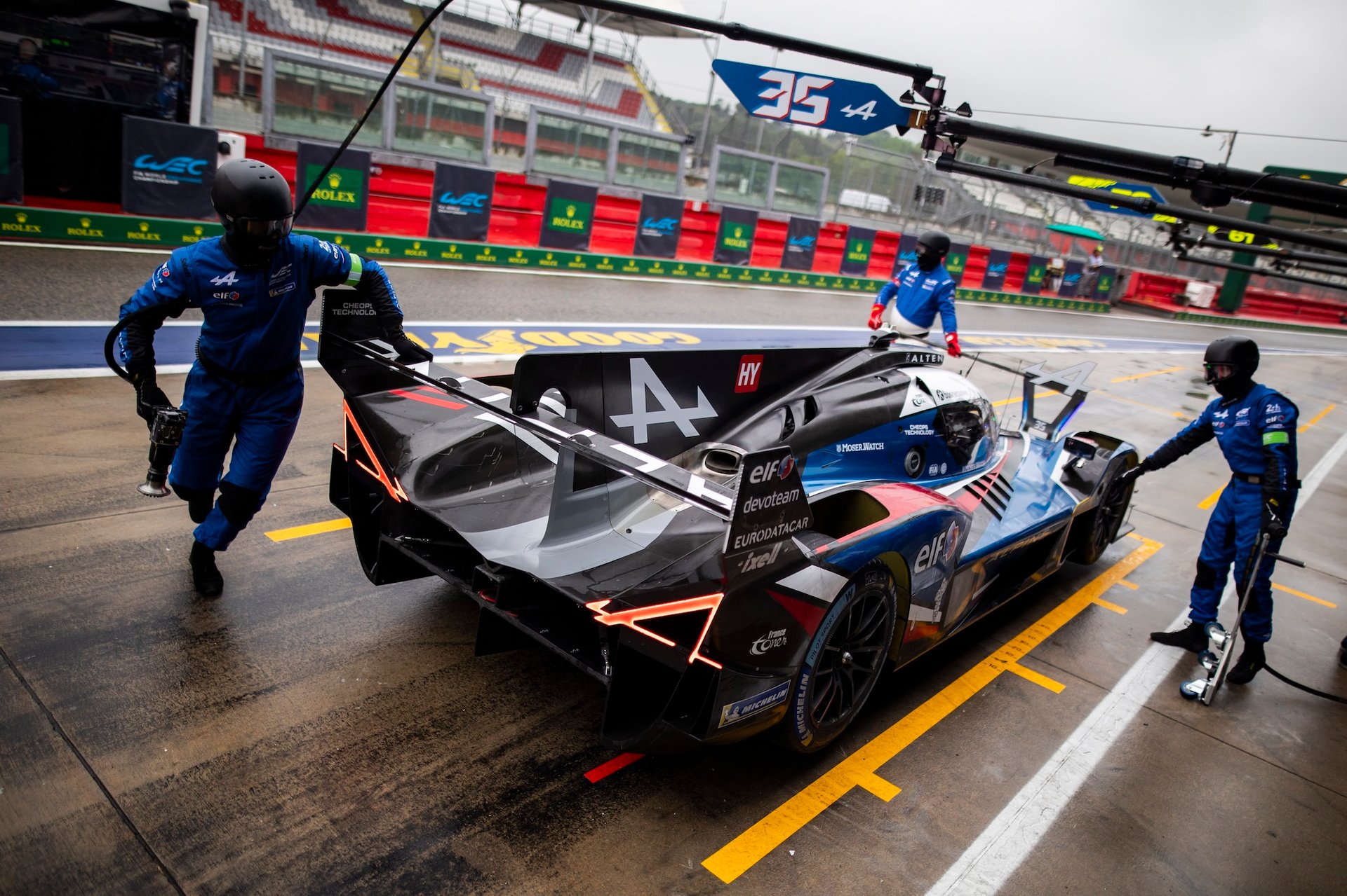Alpine Endurance Team Shows Pace In Fp3, Leaves Imola Qualifying Wanting More 7 Alpine Endurance Team, Mechanic, Mecanicien, Pitstop, Arrêt Aux Stands During The Prologue Of The 2026 Fia World Endurance Championship, From April 13 To 14, 2026 On The Autodromo Enzo E Dino Ferrari In Imola, Italy - Photo Thomas Fenetre / Dppi
