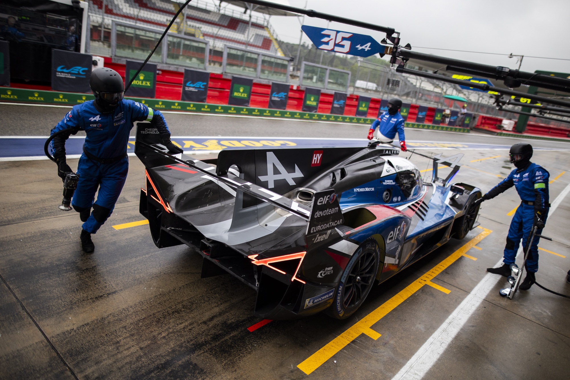 Alpine Endurance Team, mechanic, mecanicien, pitstop, arrêt aux stands during the Prologue of the 2026 FIA World Endurance Championship, from April 13 to 14, 2026 on the Autodromo Enzo e Dino Ferrari in Imola, Italy - Photo Thomas Fenetre / DPPI