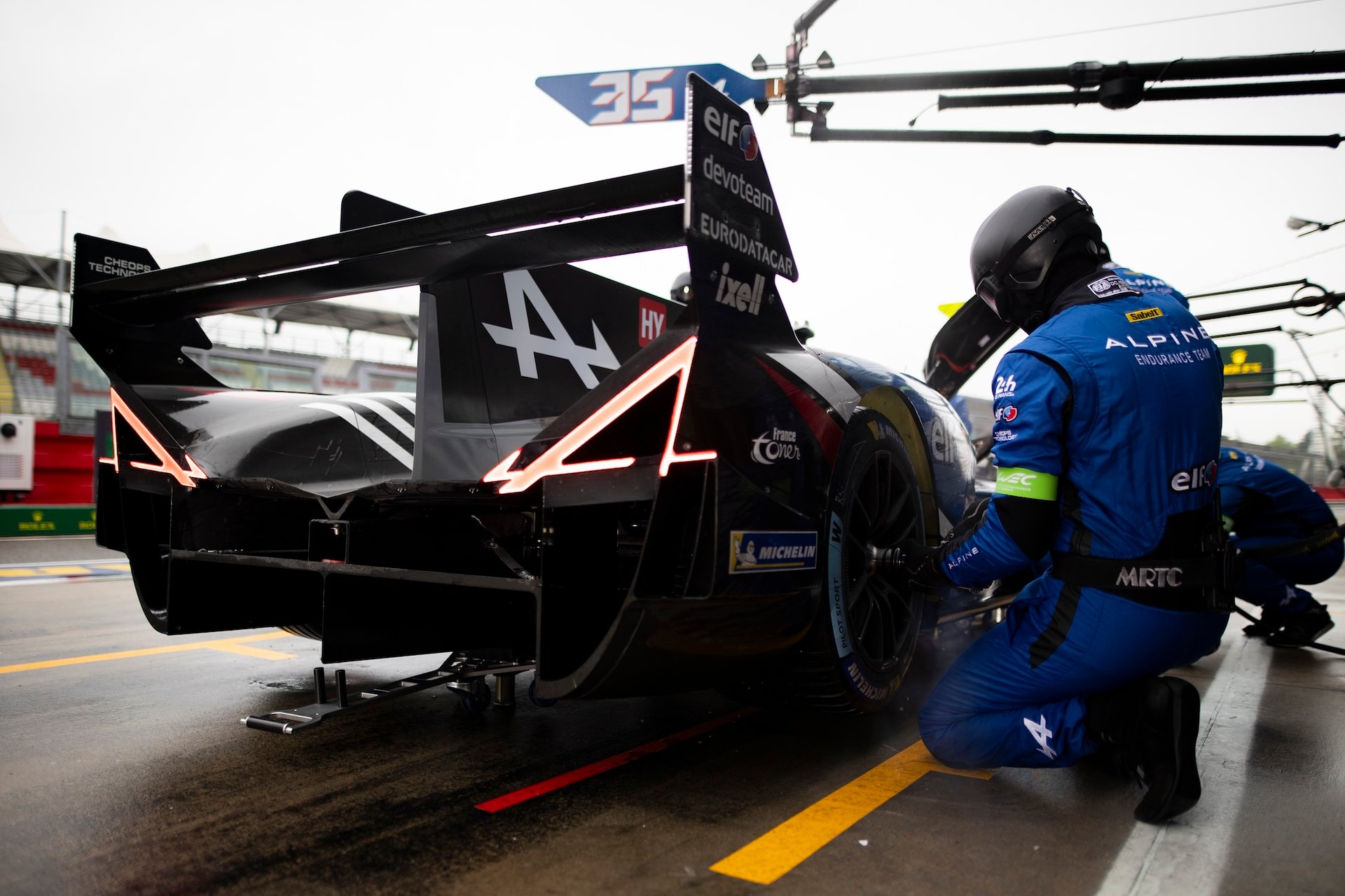 Alpine Endurance Team, Mechanic, Mecanicien, Pitstop, Arrêt Aux Stands During The Prologue Of The 2026 Fia World Endurance Championship, From April 13 To 14, 2026 On The Autodromo Enzo E Dino Ferrari In Imola, Italy - Photo Thomas Fenetre / Dppi