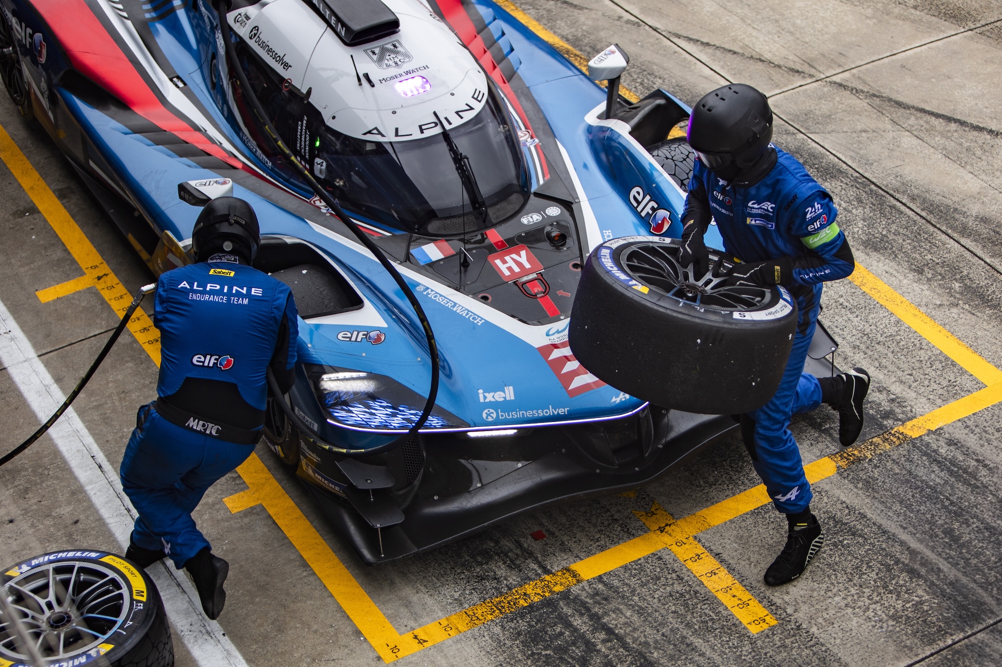36 GOUNON Jules (fra), MAKOWIECKI Frédéric (fra), MARTINS Victor (fra), Alpine Endurance Team, Alpine A424 #36, Hypercar, pitstop, arrêt aux stands, mechanic, mecanicien during the Prologue of the 2026 FIA World Endurance Championship, from April 13 to 14, 2026 on the Autodromo Enzo e Dino Ferrari in Imola, Italy - Photo Thomas Fenetre / DPPI