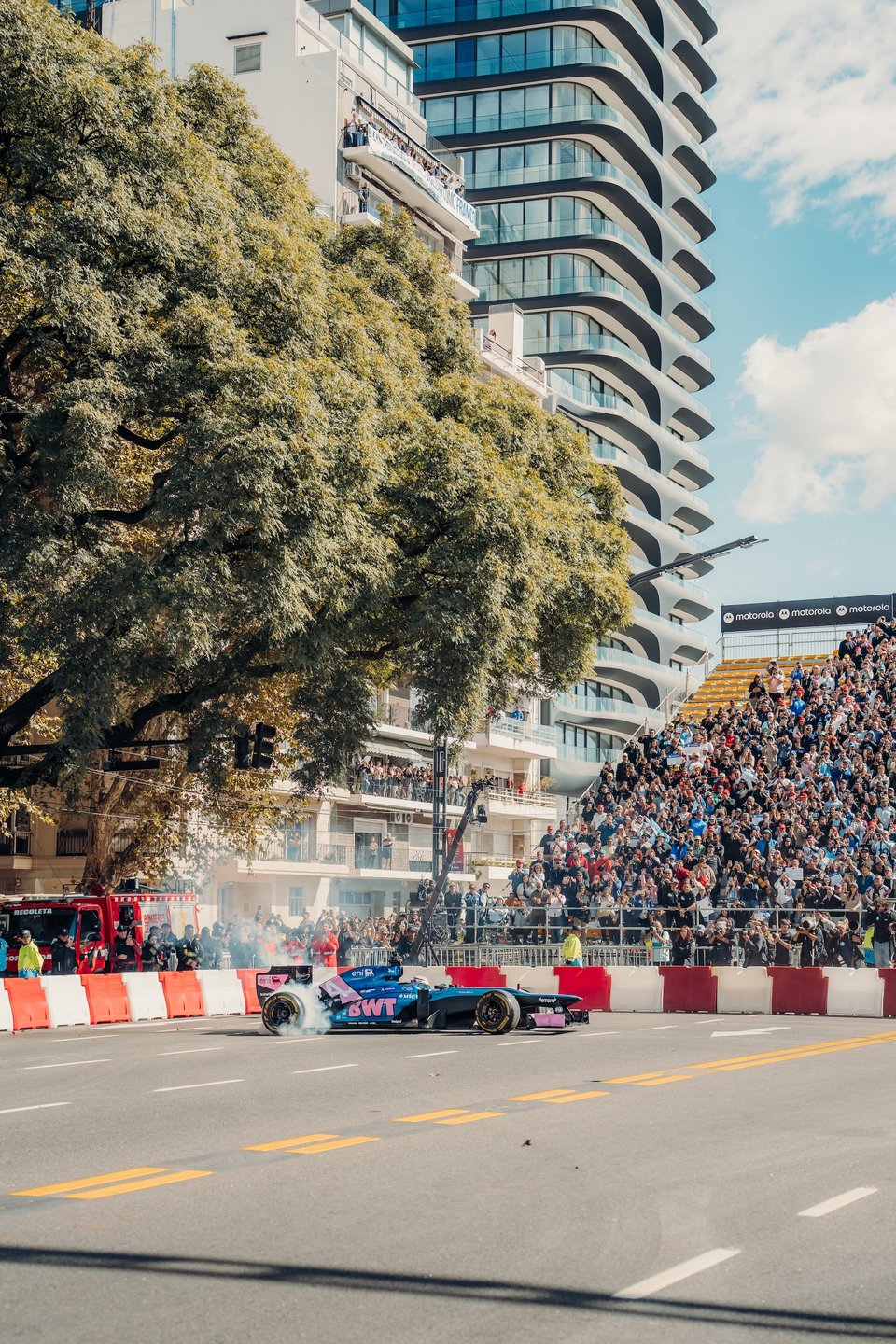 Franco Colapinto À Buenos Aires : 600 000 Fans, Une Alpine F1 En Démonstration Et Un Road Show Historique En Argentine 17 Bwt Alpine Formula One Team Franco Colapinto Argentine Buenos Aires Roadshow 2026 11 | Franco Colapinto À Buenos Aires : 600 000 Fans, Une Alpine F1 En Démonstration Et Un Road Show Historique En Argentine