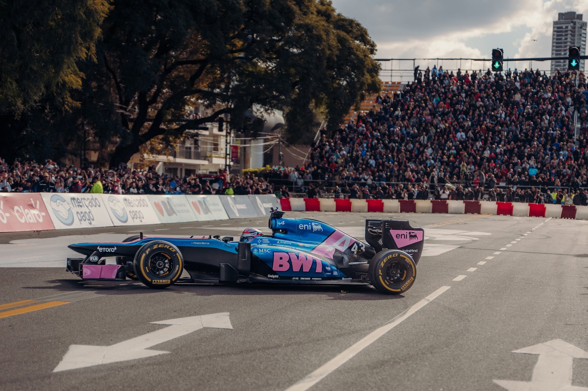 Franco Colapinto À Buenos Aires : 600 000 Fans, Une Alpine F1 En Démonstration Et Un Road Show Historique En Argentine 27 Bwt Alpine Formula One Team Franco Colapinto Argentine Buenos Aires Roadshow 2026 25 | Franco Colapinto À Buenos Aires : 600 000 Fans, Une Alpine F1 En Démonstration Et Un Road Show Historique En Argentine