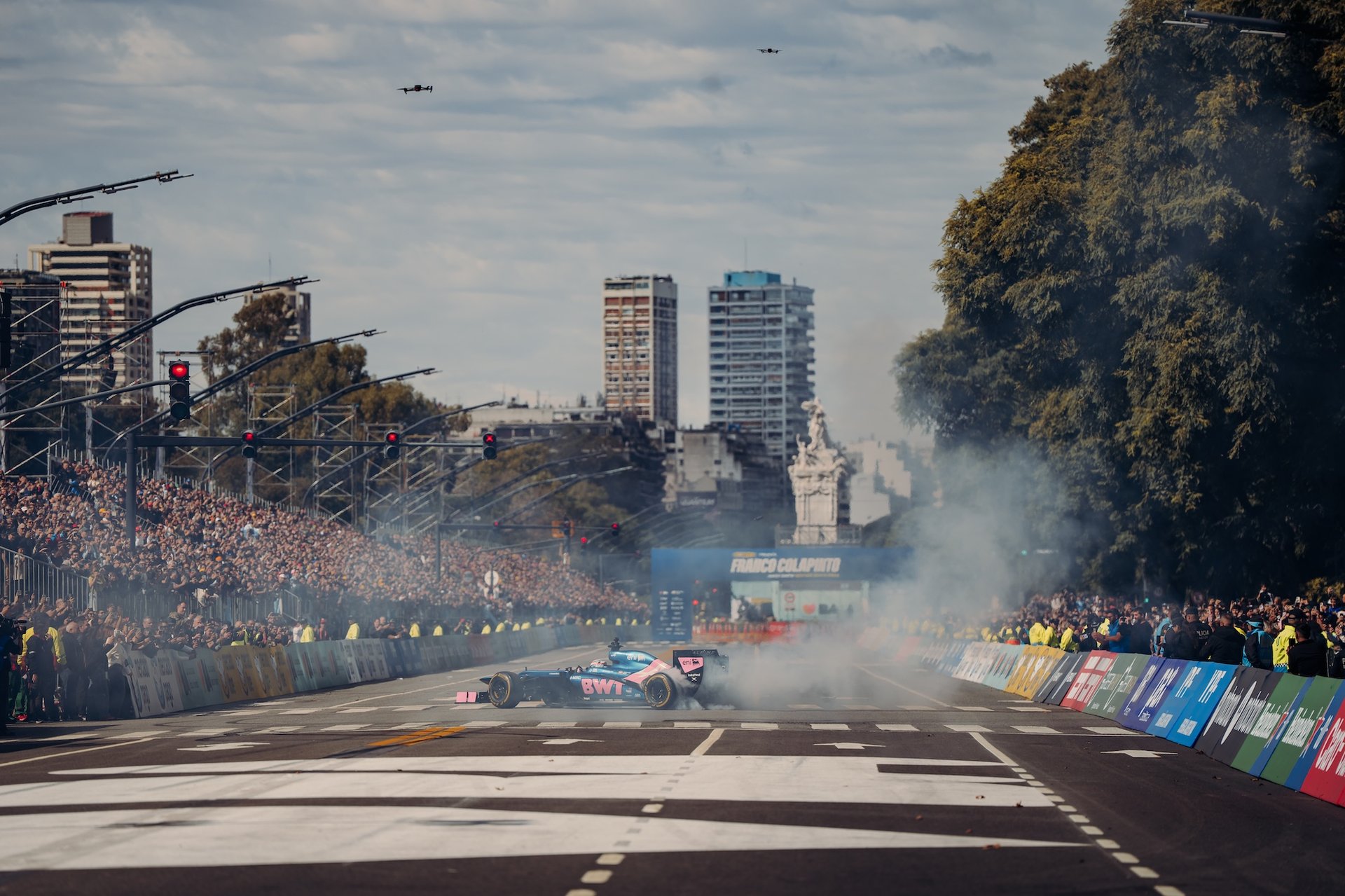 Franco Colapinto À Buenos Aires : 600 000 Fans, Une Alpine F1 En Démonstration Et Un Road Show Historique En Argentine 28 Bwt Alpine Formula One Team Franco Colapinto Argentine Buenos Aires Roadshow 2026 26 | Franco Colapinto À Buenos Aires : 600 000 Fans, Une Alpine F1 En Démonstration Et Un Road Show Historique En Argentine