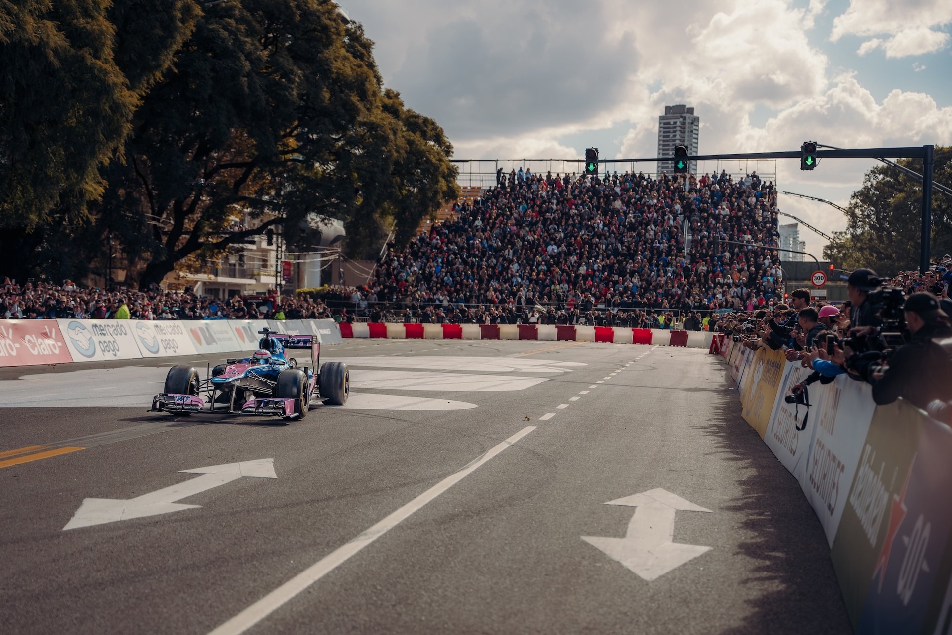 Franco Colapinto À Buenos Aires : 600 000 Fans, Une Alpine F1 En Démonstration Et Un Road Show Historique En Argentine 10 Bwt Alpine Formula One Team Franco Colapinto Argentine Buenos Aires Roadshow 2026