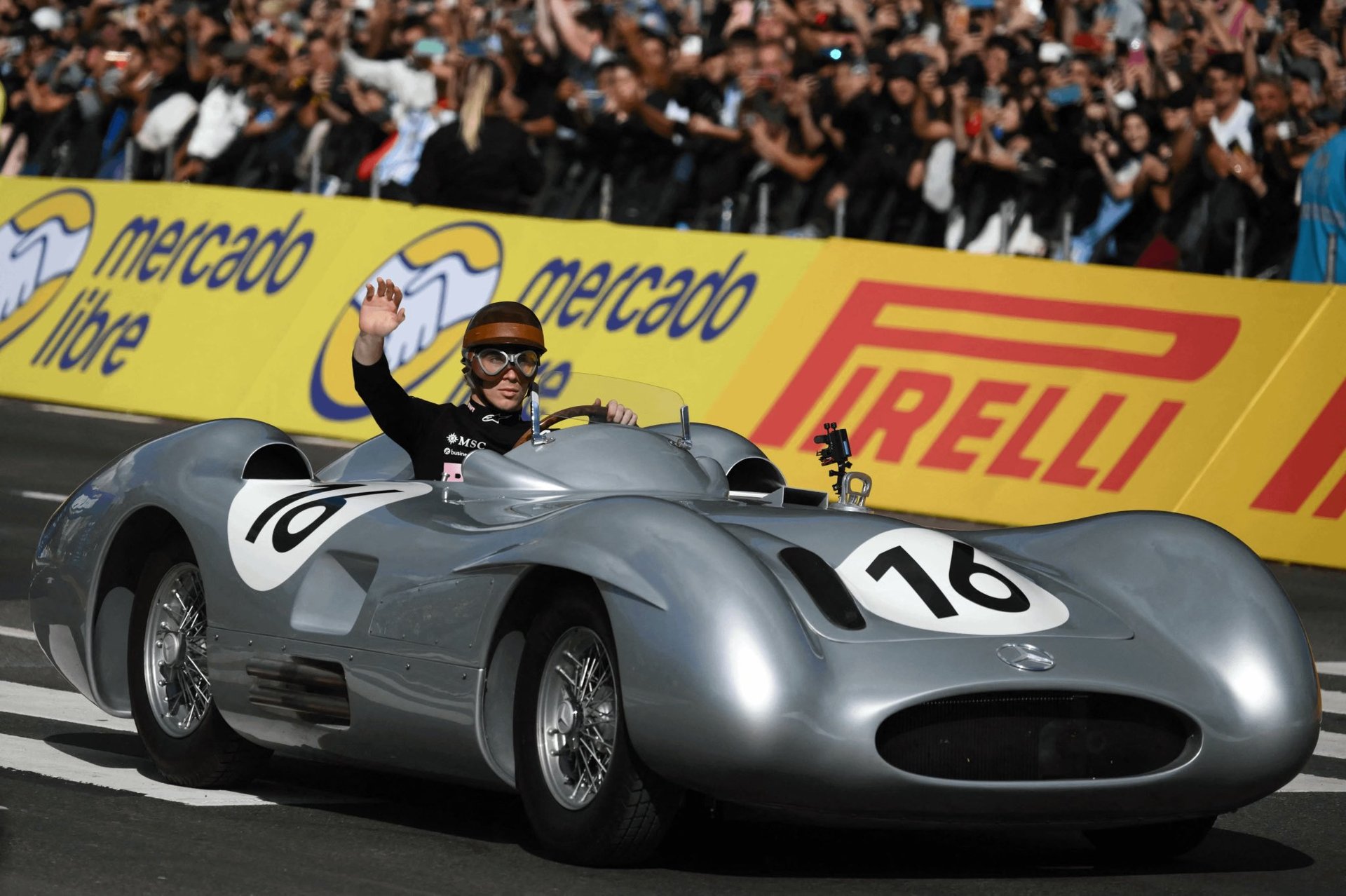 Franco Colapinto À Buenos Aires : 600 000 Fans, Une Alpine F1 En Démonstration Et Un Road Show Historique En Argentine 12 Franco Colapinto Mercedes W196 | Franco Colapinto À Buenos Aires : 600 000 Fans, Une Alpine F1 En Démonstration Et Un Road Show Historique En Argentine