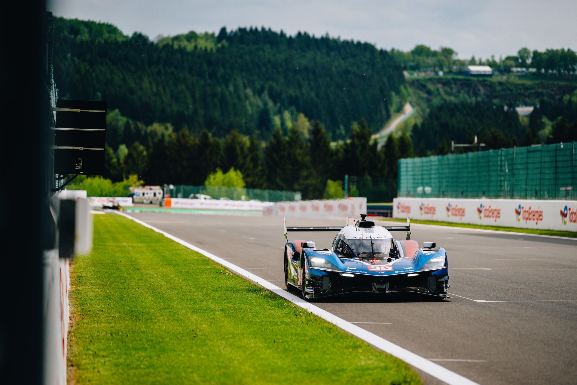 L’alpine A424 Dans Le Match Jusqu’au Chaos : Alpine Endurance Team Quitte Spa Avec Des Regrets 59 36 Gounon Jules (Fra), Makowiecki Frédéric (Fra), Martins Victor (Fra), Alpine Endurance Team, Alpine A424 #36, Hypercar, Action During The 6 Hours Of Spa 2026, 2Nd Round Of 2026 Fia World Endurance Championship, From May 6 To 10, 2026 On Ton The Circuit De Spa-Francorchamps In Stavelot, Belgium- Photo Marian Chytka / Mch Photography